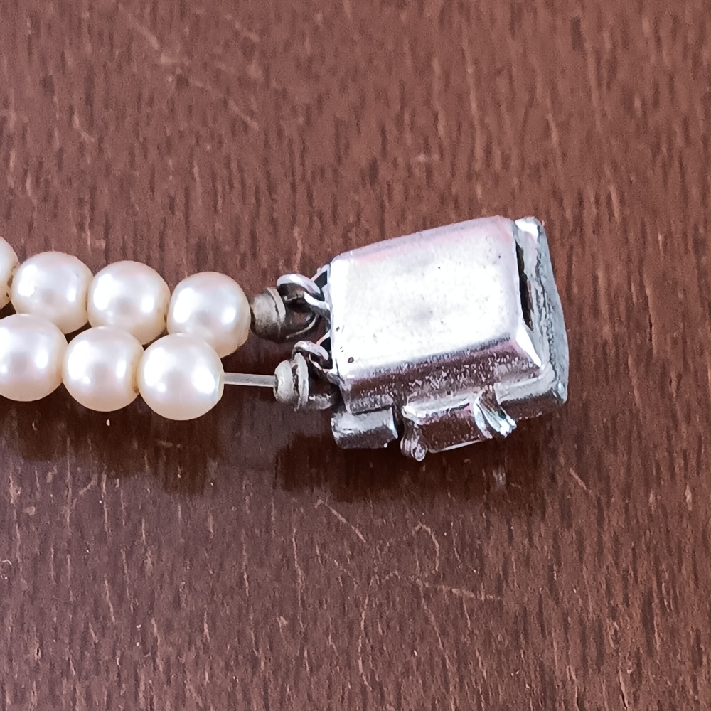 Elegant Pearl Bracelet with Silver Clasp - Picture 8 of 9
